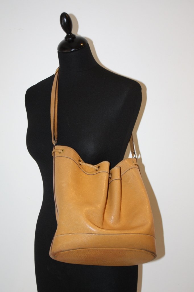 HERMES- Sac modèle MARKET en veau grainé Gold. Eta: HERMES- Sac modèle MARKET en veau grainé Gold. Etat d'usage.