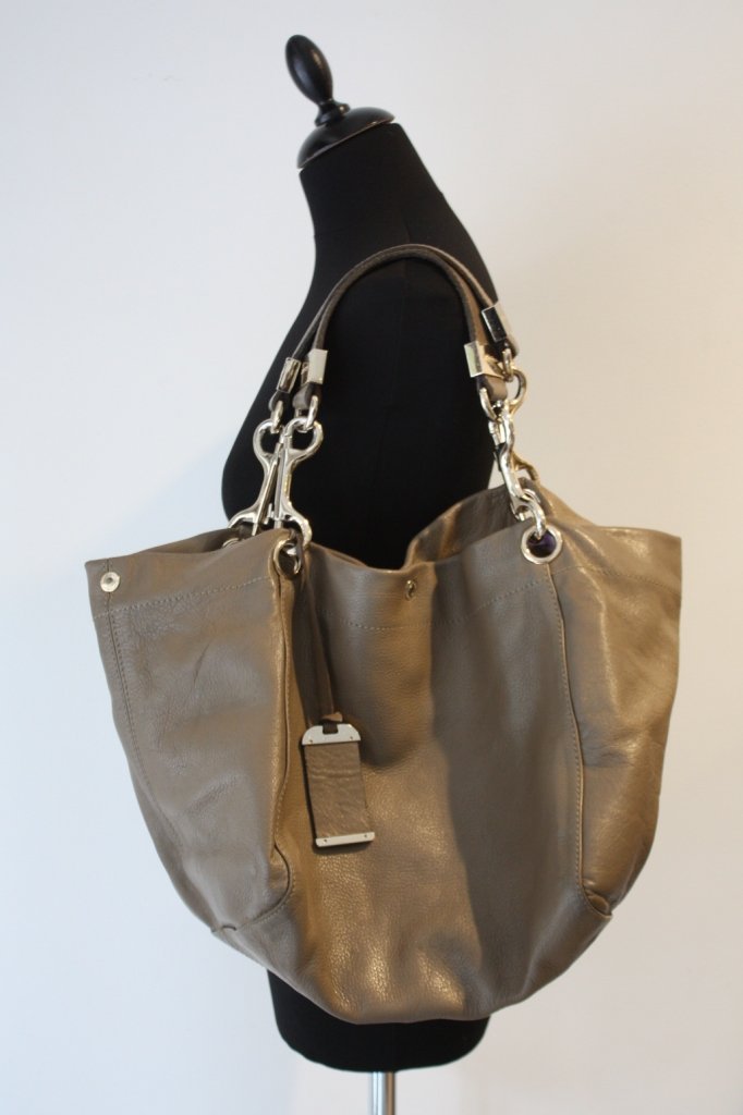 JIMMY CHOO- Sac en cuir grainé taupe, deux anses: JIMMY CHOO- Sac en cuir grainé taupe, deux anses amovibles, six poches intérieures dont une zippé. Bon état.