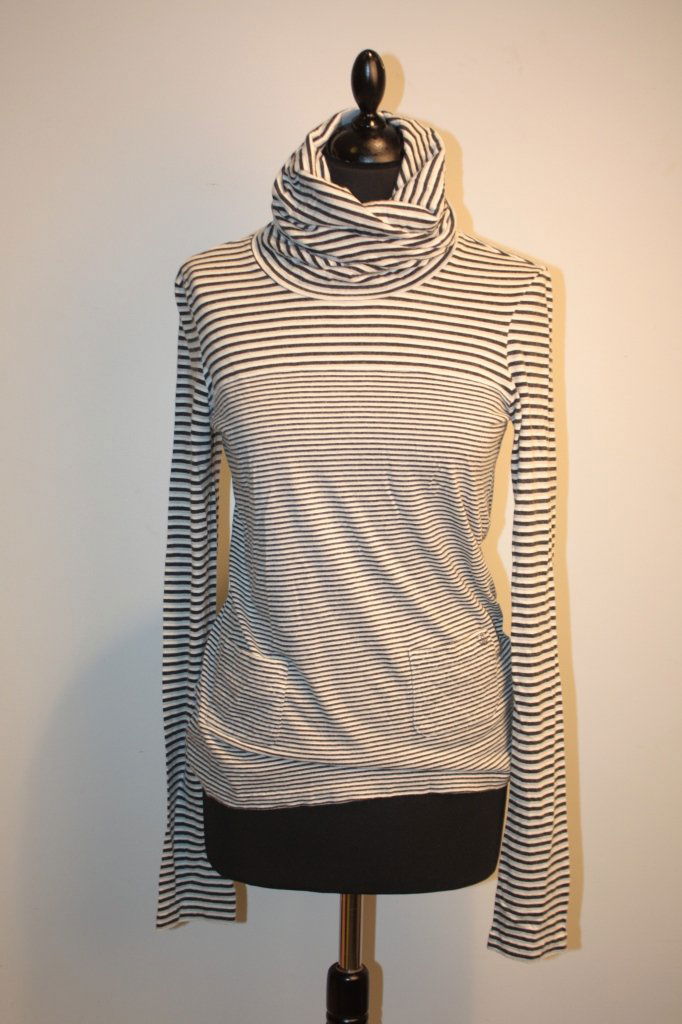 CHANEL - Pull à col roulé en laine mélangée, fines rayu: CHANEL - Pull à col roulé en laine mélangée, fines rayures gris foncé, gris clair et blanc. Taille 44. Bon état