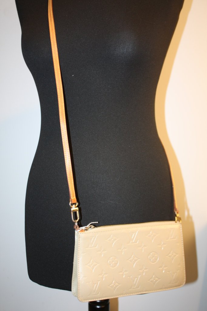 LOUIS VUITTON - Pochette rectangulaire en cuir verni be: LOUIS VUITTON - Pochette rectangulaire en cuir verni beige monogrammé,bandoulière en cuir naturel. Bon état