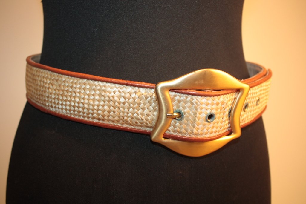 Maud FRIZON - Ceinture en cuir marron recouverte de pai: Maud FRIZON - Ceinture en cuir marron recouverte de paille tressée. Bon état