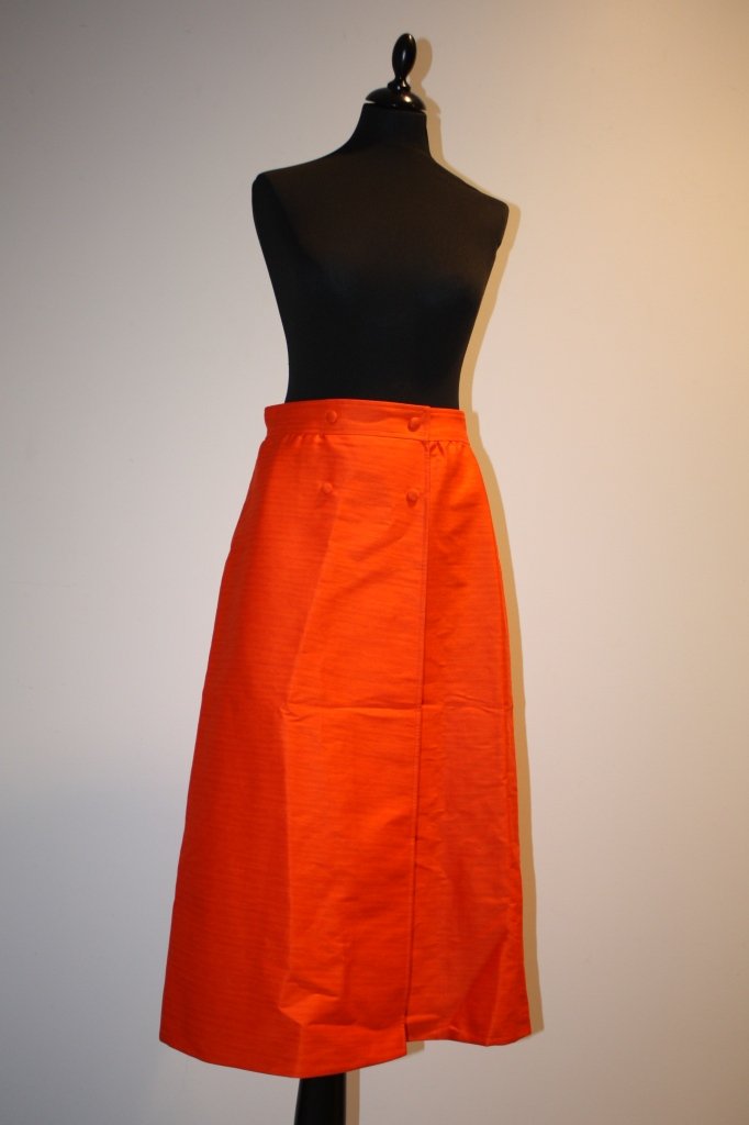 COURREGES - Jupe portefeuille orange, numérotée. Taille: COURREGES - Jupe portefeuille orange, numérotée. Taille 38. Bon état