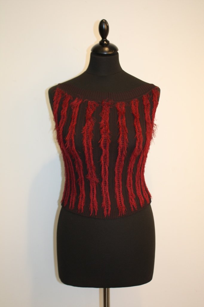 Christian DIOR - Pull en maille côtelée chocolat orné d: Christian DIOR - Pull en maille côtelée chocolat orné de franges rouge bordeaux , taille indiquée 42 ( taille petit). Bon état