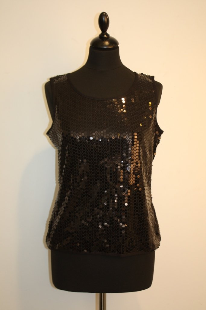 Guy LAROCHE - Pull sans manche entièrement recouvert de: Guy LAROCHE - Pull sans manche entièrement recouvert de pastilles rondes noires et brillantes. Taille indiquée 4. ( 40 environ)