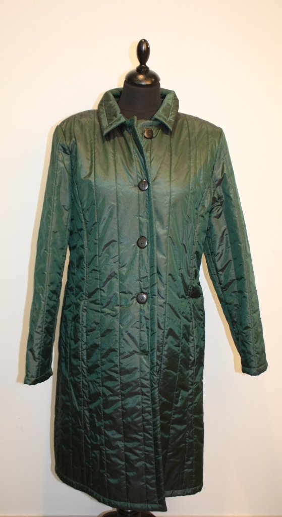 Guy LAROCHE - Manteau matelassé en tissu vert bouteille: Guy LAROCHE - Manteau matelassé en tissu vert bouteille; taille 42. Bon état.