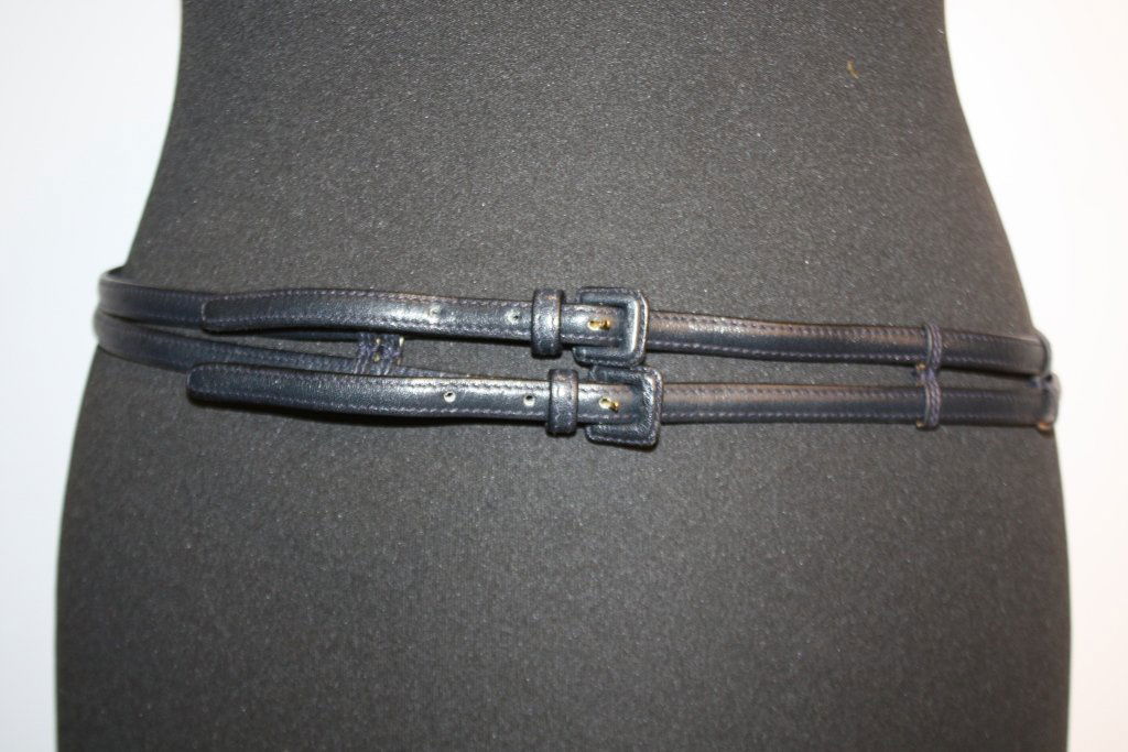 VALENTINO - Ceinture en cuir bleu marine composée de d: VALENTINO - Ceinture en cuir bleu marine composée de deux liens et deux petits fermoirs. Taille 85. Bon état