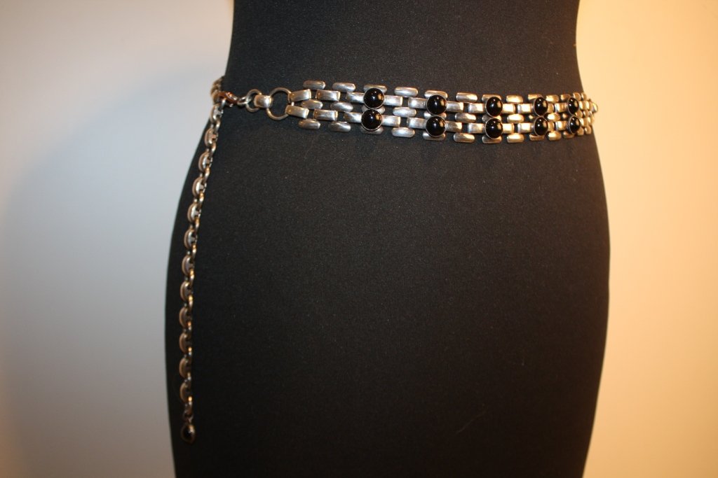 Paco Rabanne - Attribué à - ceinture en anneaux de méta: Paco Rabanne - Attribué à - ceinture en anneaux de métal et cabochons en onyx. Bon état