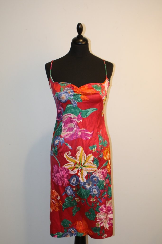 Dolce et Gabbana - robe à fines bretelles en soie rouge: Dolce et Gabbana - robe à fines bretelles en soie rouge à décor de fleurs exotiques polychromes, taille 40 environ; très bon état.