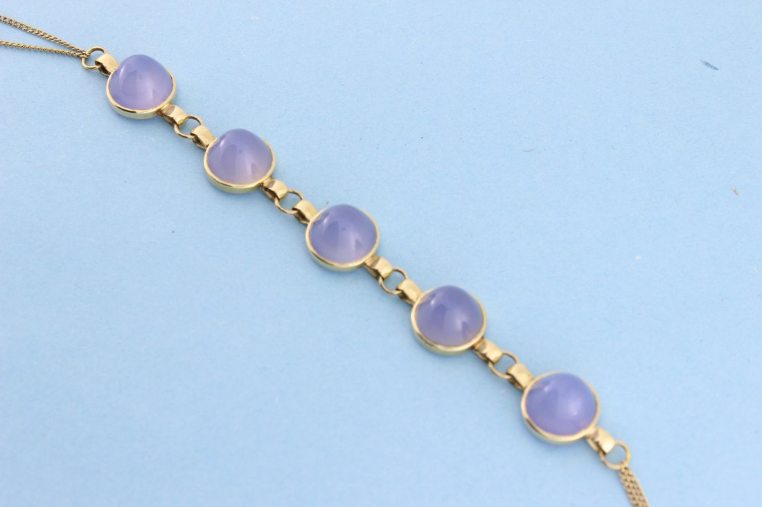 Bracelet en or orné de 5 agates cabochons.: Bracelet en or orné de 5 agates cabochons.