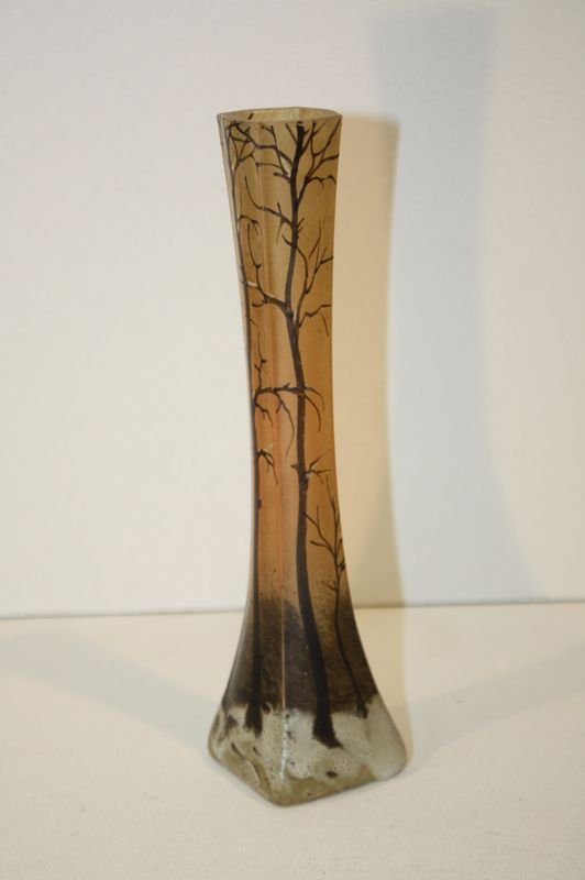 LEGRAS Vase soliflore à verre à décor émaillé d' une fo: LEGRAS Vase soliflore à verre à décor émaillé d' une forêt en hiver. Signé à la base H : 18,5 cm