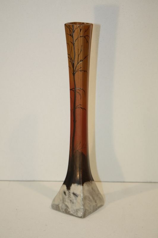LEGRAS Vase soliflore à verre à décor émaillé d' une fo: LEGRAS Vase soliflore à verre à décor émaillé d' une forêt en hiver. Signé à la base H : 24 cm