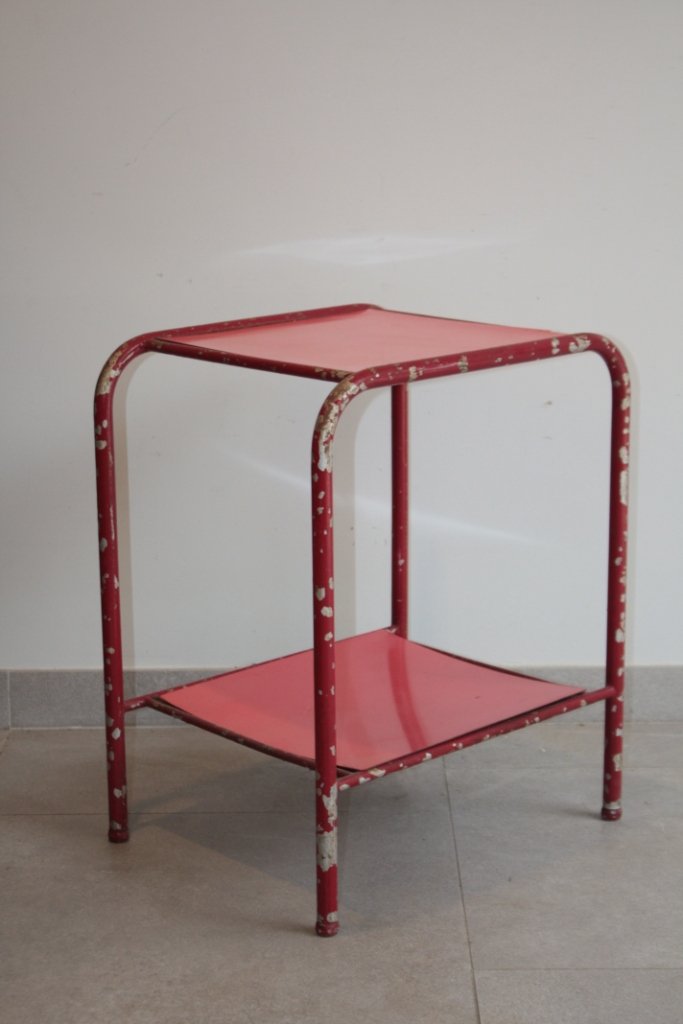 Jean PROUVE et Jules LELEU Chevet dit "Martel de Janvil: Jean PROUVE et Jules LELEU Chevet dit "Martel de Janville" en acier laqué rouge à deux plateaux recouverts de formica rouge. Vers 1936 62 x 40 x 39 cm Provenance : - Sanatorium Geoffroy Martel de Ja