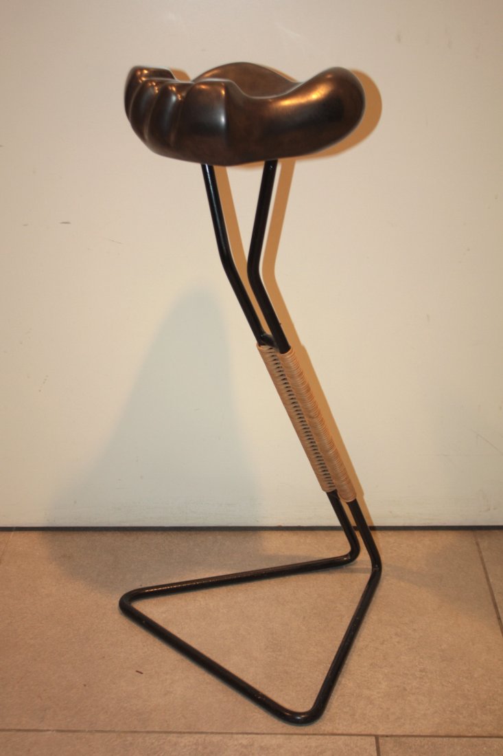 Georges JOUVE (1910-1964) et Mathieu MATÉGOT (1910-200: Georges JOUVE (1910-1964) et Mathieu MATÉGOT (1910-2001) Vide-poches modèle "patte d'ours" en faïence émaillée noir lustré à reflets métallisés. Piétement métallique tubulaire laqué noir e