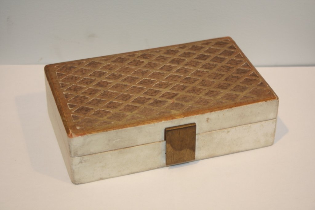 JEAN-MICHEL FRANK Rare boite rectangulaire en bois laq: JEAN-MICHEL FRANK Rare boite rectangulaire en bois laqué blanc à décor sur le couvercle de quadrillage doré formant losanges sur fond de bois naturel. Marques : «Made in France» et «Guerlain Pa