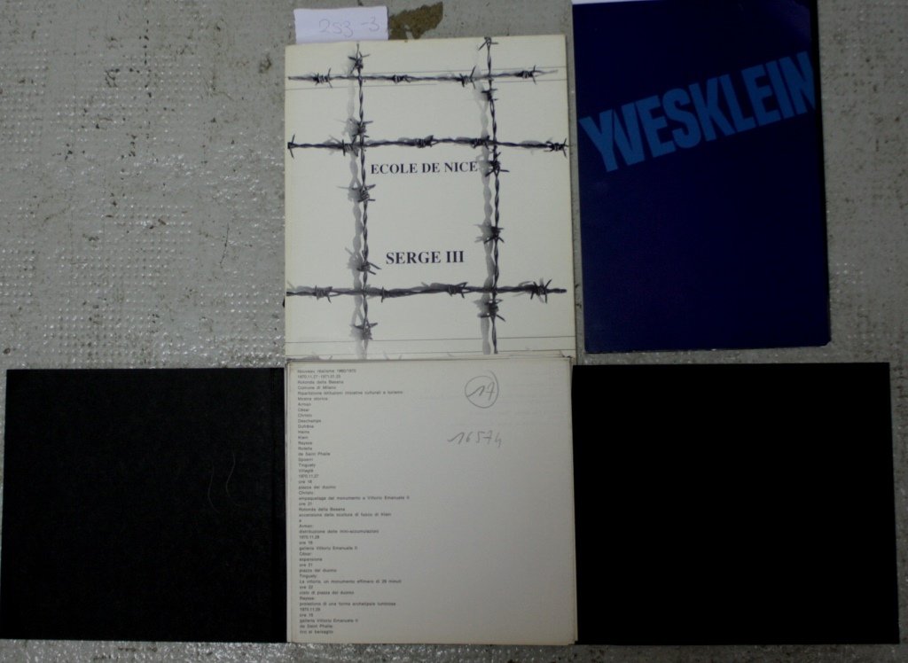 Lot de trois ouvrages : - Yves KLEIN : Catalogue: Lot de trois ouvrages : - Yves KLEIN : Catalogue d'exposition, Paris, Galerie Flinker, 1965, comprenant une planche dépliante reproduisant un tableau de l'artiste. - Nouveau réalisme, catalogue de d