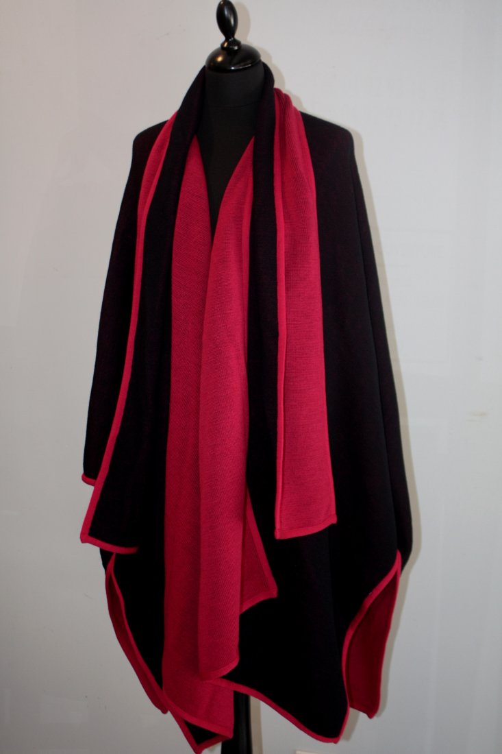 ANONYME Cape rouge, intérieur noir Bon état: ANONYME Cape rouge, intérieur noir Bon état