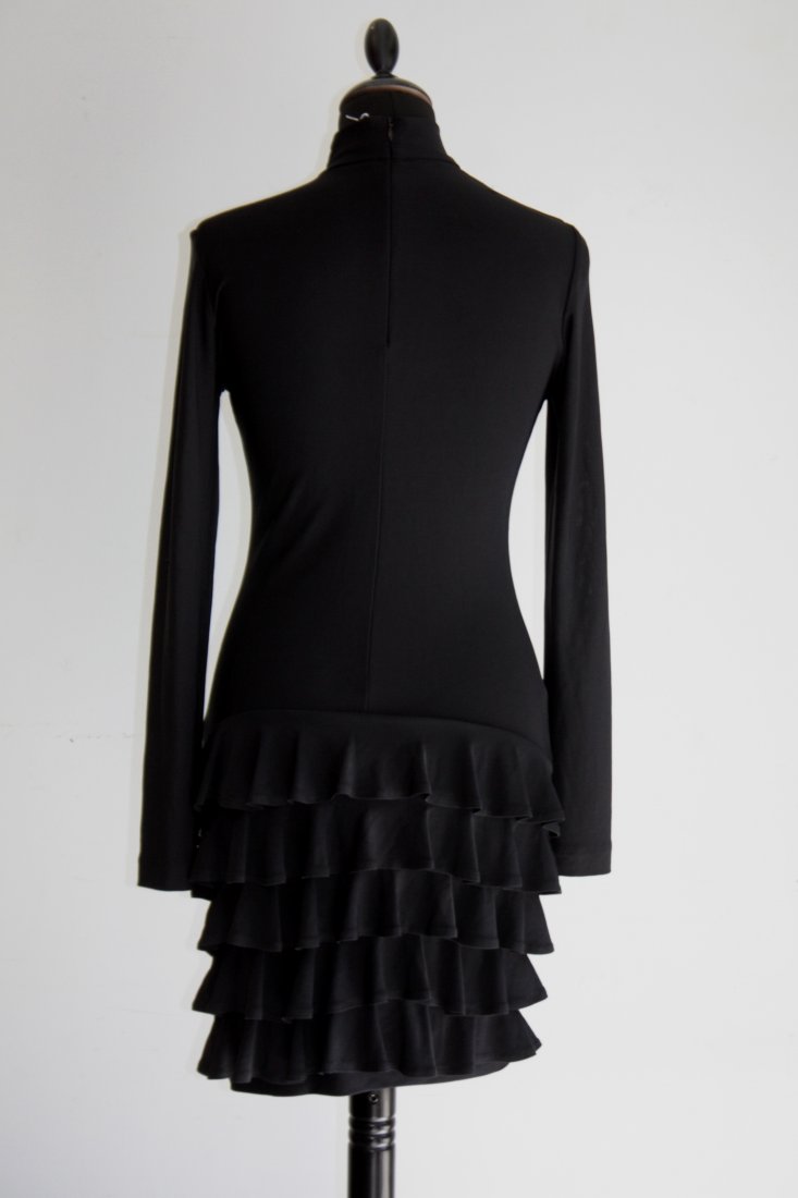 CAPUCINE PUERARI Robe fluide noire, un dégradé de volan: CAPUCINE PUERARI Robe fluide noire, un dégradé de volants en bas du dos. Taille 36-38 Très bon état