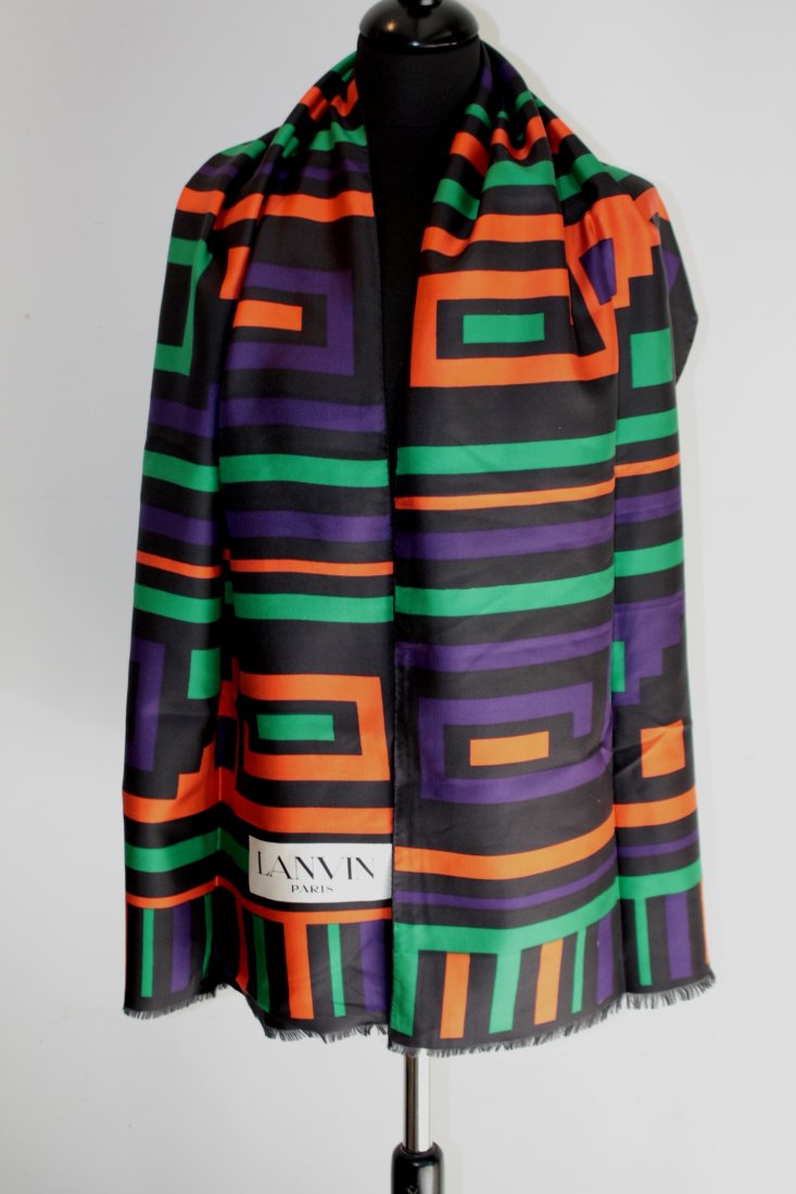 LANVIN Paris Echarpe en soie noire , décor vert, violet: LANVIN Paris Echarpe en soie noire , décor vert, violet et rouge, petites franges Très bon état