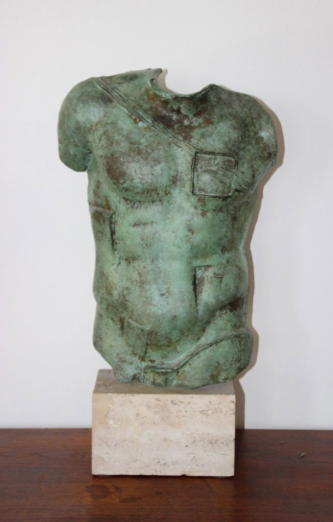 Igor MITORAJ (1944) Persée, 1988 Epreuve en bronze à: Igor MITORAJ (1944) Persée, 1988 Epreuve en bronze à patine vert antique sur socle en travertin Signé en bas à droite "Mitoraj", numéroté au dos /1000 52 x 27 x 10 cm