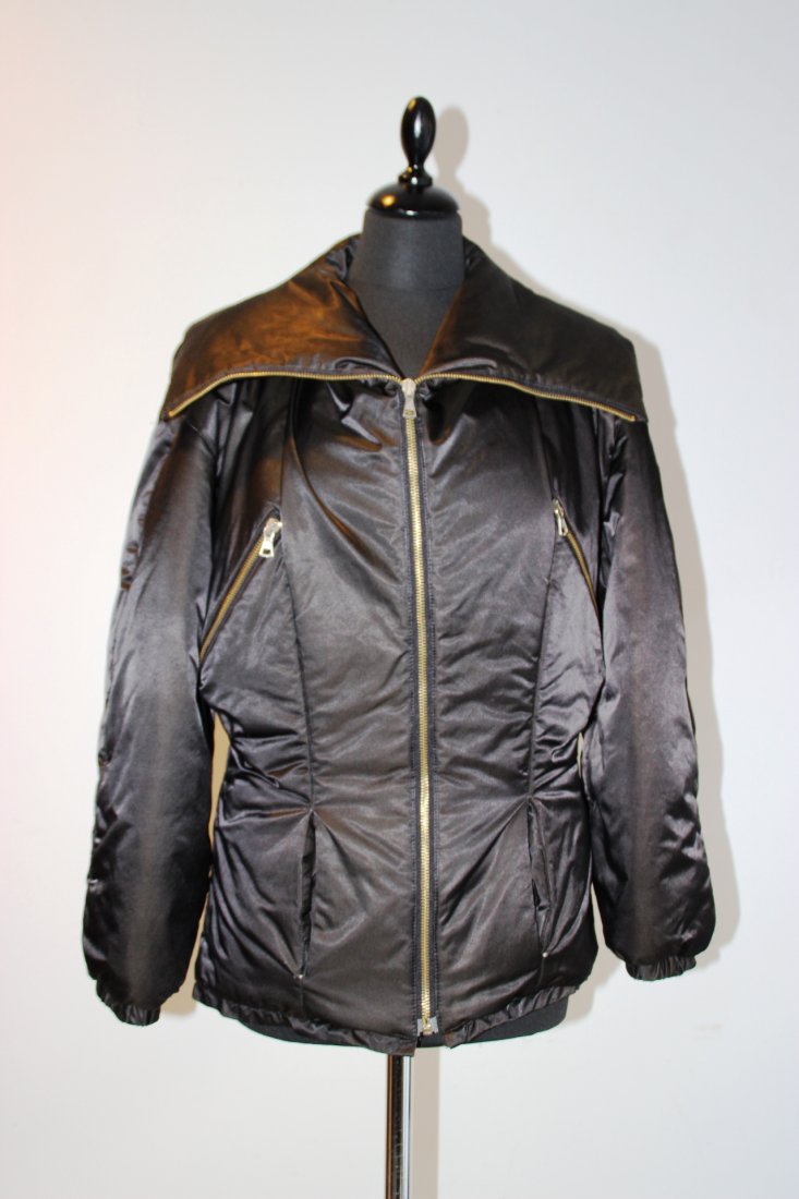 UNGARO Solo Donna Veste en tissus noir matelassé, col: UNGARO Solo Donna Veste en tissus noir matelassé, col châle, deux poches poitrine à zip, deux poches invisibles taille 40 environ, bon état