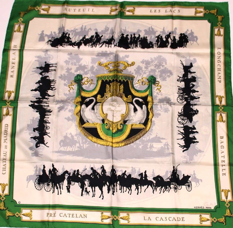 HERMES Carré en soie imprimée , titré "Le bois de: HERMES Carré en soie imprimée , titré "Le bois de Boulogne", bordure verte. Bon état