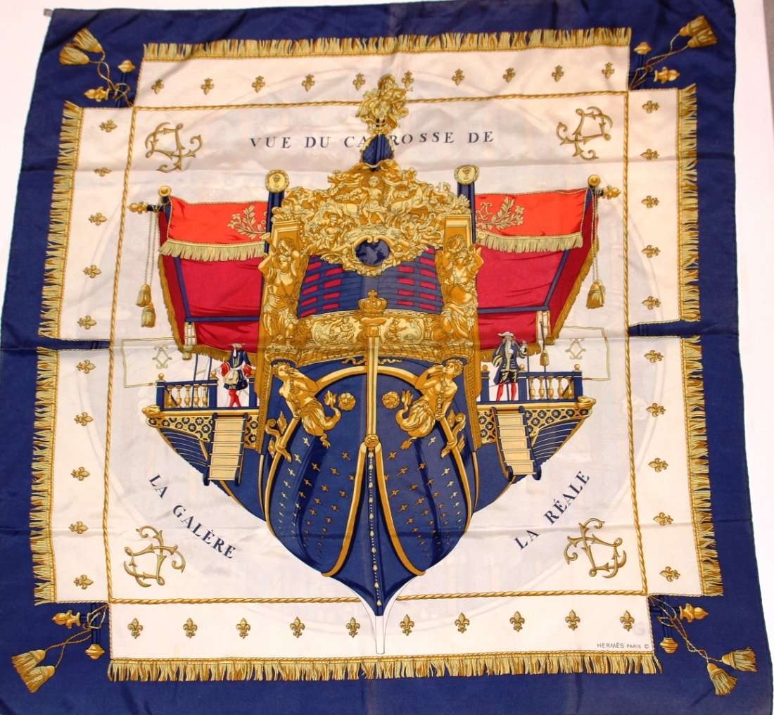 HERMES carré en soie imprimé titré "vue de carrosse, la: HERMES carré en soie imprimé titré "vue de carrosse, la galère, la Réale". Bon état