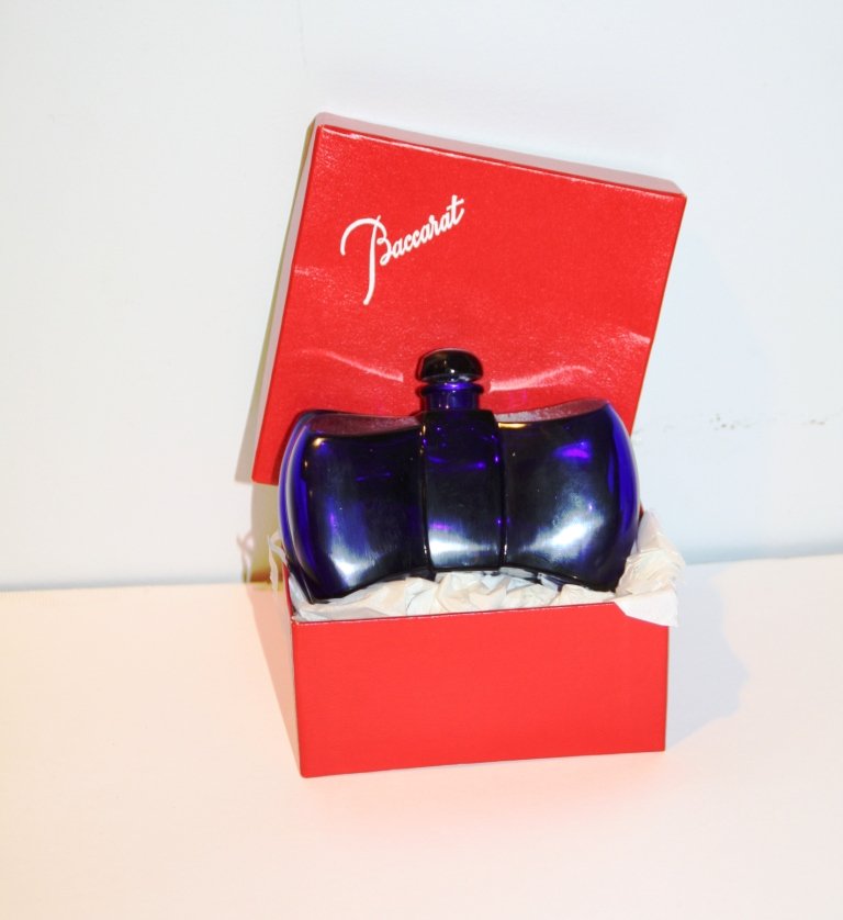 BACCARAT Flacon Coque d'or pour GUERLAIN , numéroté: BACCARAT Flacon Coque d'or pour GUERLAIN , numéroté sous bouchon et sous base 81, MADE IN France, excellent état dans sa boîte , neuf