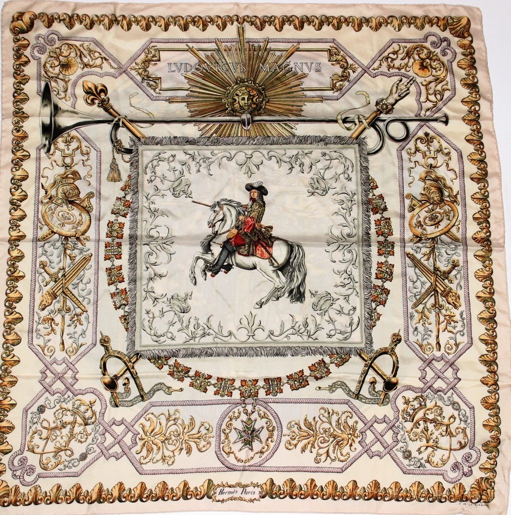 HERMES Carré en soie imprimée à fond crème, titré: HERMES Carré en soie imprimée à fond crème, titré LUDOVICUS MAGNUS. Etat d'usage.