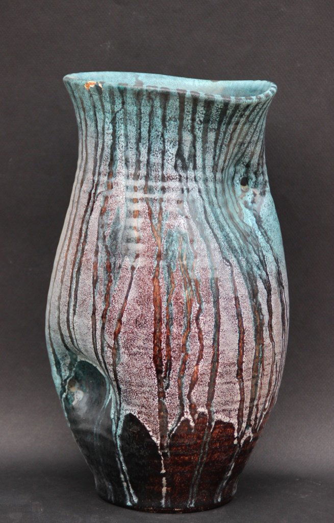 ACCOLAY. Vase: ACCOLAY Vase à encolure en faïence émaillée bleue et rouge Signé "Accolay" dessous. H : 33 cm (un éclat au col)