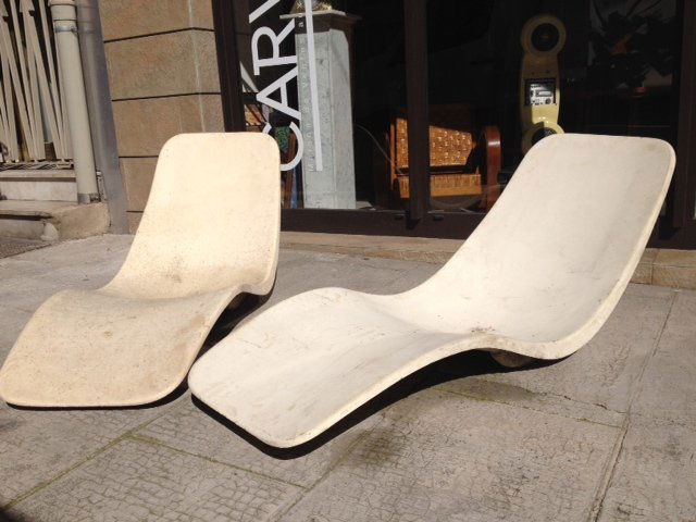 Charles ZUBLENA: Paire de chaises longues modèle "R1" en fibre de verre.