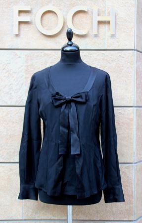 MOSCHINO Cheap and Chic Blouse en soie noire, col,: MOSCHINO Cheap and Chic Blouse en soie noire, col, poignets et gros noeud sur le devant en satin noir Taille 38 environ