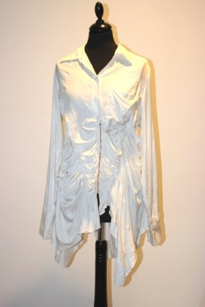 Jean-Paul GAULTIER Chemisier blanc à effet de corset: Jean-Paul GAULTIER Chemisier blanc à effet de corset intérieur, nombreux plis Taille 38 environ Bon état