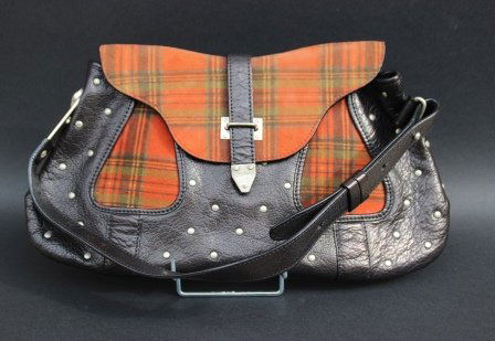 JEAN-PAUL GAULTIER Sac gibecière en tissu écossais à: JEAN-PAUL GAULTIER Sac gibecière en tissu écossais à dominante rouge et cuir clouté noir, une bandoulière réglable en cuir noir 36,5 x 20 cm Bon état