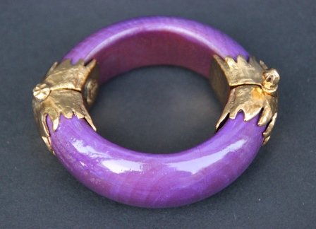 YVES SAINT LAURENT RIVE GAUCHE Bracelet en bois violet,: YVES SAINT LAURENT RIVE GAUCHE Bracelet en bois violet, ouverture articulée par fermoir doré. Vers 1975/80. Très bon état.