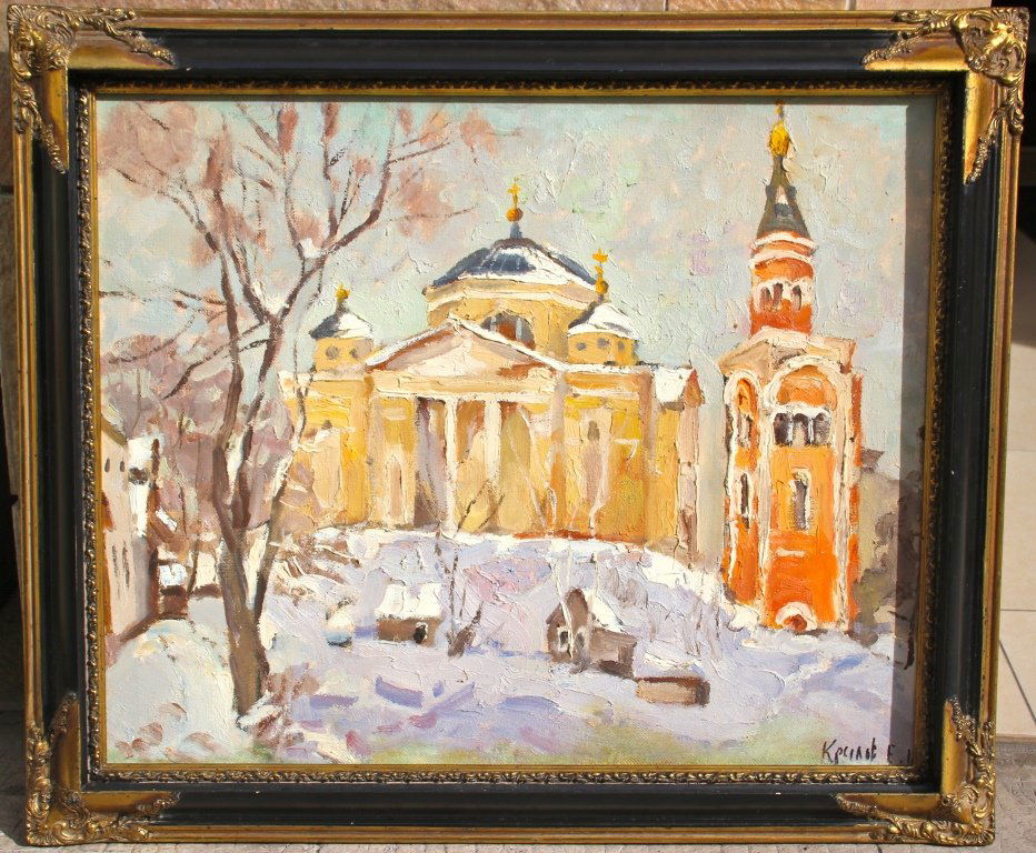 Gianni VERSACE Carré en mousseline de soie tabac,: Gianni VERSACE Carré en mousseline de soie tabac, médaillon central à décor floral guirlande de fleurs en bordure Très bon état