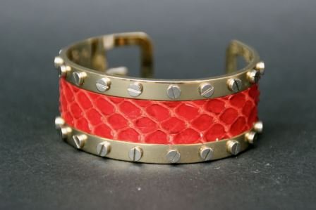 DOLCE & GABBANA Bracelet en métal clouté et faux: DOLCE & GABBANA Bracelet en métal clouté et faux crocodile rouge Vers 2000 Bon état