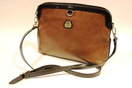 MORABITO Sac en cuir grainé marron et noir,: MORABITO Sac en cuir grainé marron et noir, bandoulière, une poche intérieur Etat d'usage