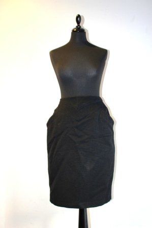 THIERRY MUGLER - sans étiquette Jupe en tissu côtelé: THIERRY MUGLER - sans étiquette Jupe en tissu côtelé noir, coupe droite, Taille 40 environ Vers 1985/90 Bon état