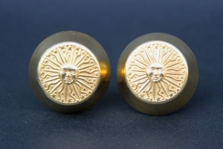 CELINE Paire de boucles d’oreilles clips sphérique,: CELINE Paire de boucles d’oreilles clips sphérique, décor figurant un soleil en métal doré Vers 1980 Bon état
