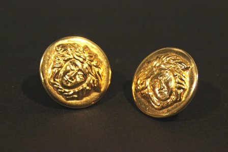 GIANNI VERSACE Paire de boucles d'oreilles sphériques: GIANNI VERSACE Paire de boucles d'oreilles sphériques en métal doré à décor de l'emblème de la marque . Bon état