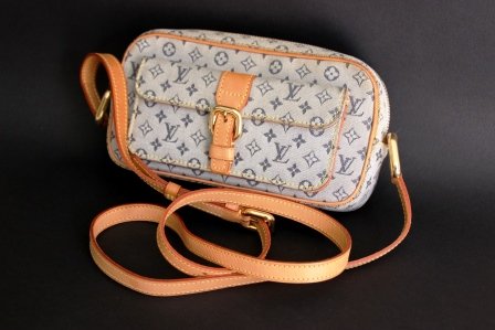 Louis VUITTON Pochette à bandoulière en tissus: Louis VUITTON Pochette à bandoulière en tissus monogrammé bleu et cuir naturel , élément en laiton doré , doublure textile , fermeture zippée , bandoulière réglable, poche sur le devant ferm�