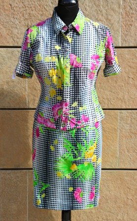 VERSACE JEANS COUTURE Ensemble comprenant un chemisier: VERSACE JEANS COUTURE Ensemble comprenant un chemisier manches courtes et une jupe, en tissu imprimé de fleurs sur fond blanc à pois nois. Taille S pour le chemisier, 44 italien pour la jupe. Vers 2