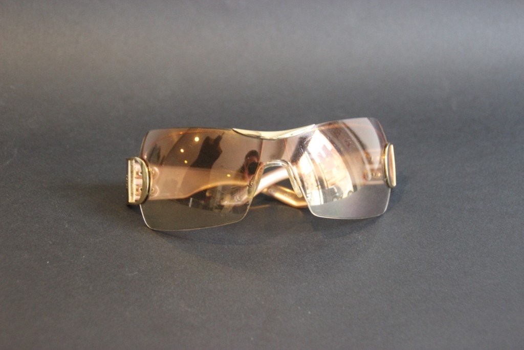 DIOR Paire de lunettes de soleil masque verre teinté: DIOR Paire de lunettes de soleil masque verre teinté marron et branches dorées