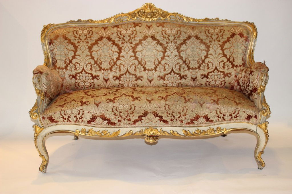 TRAVAIL FRANCAIS - EPOQUE NAPOLEON III Salon comprenant: TRAVAIL FRANCAIS - EPOQUE NAPOLEON III Salon comprenant deux canapés et six chaises en bois sculpté patiné crème et doré à décor de rinceaux feuillagés, fleurs et coquilles. Garniture de velou