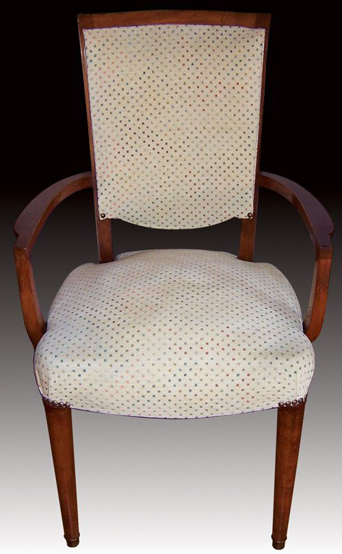 Jules LELEU: Jules LELEU (1883-1961)Série de six fauteuils à structure en bois garni de tissu en velours crème (postérieur).Accident à une.Etiquette ancienne sous le plateau.Numéro estampillé.