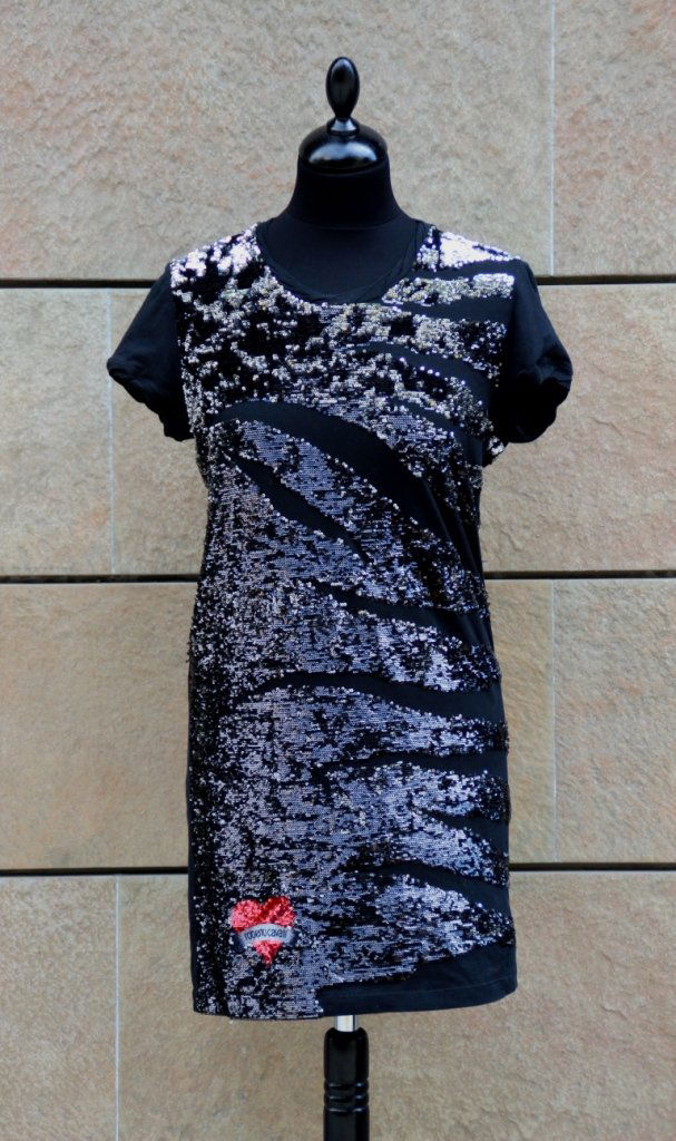 ROBERTO CAVALLI Robe noire à manches courtes et: ROBERTO CAVALLI Robe noire à manches courtes et paillettes rondes argentées et noires, marque inscrite dans un cœur rouge de paillettes. Taille 40.