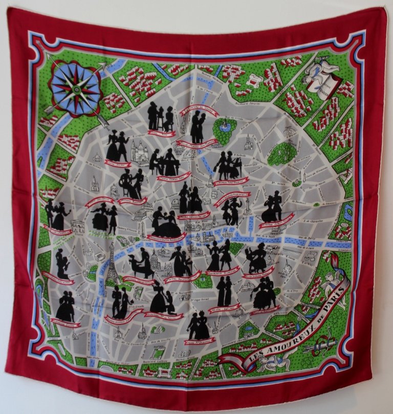 HERMES Carré en soie imprimée d'une carte de Paris,: HERMES Carré en soie imprimée d'une carte de Paris, titré " Les Amoureux de Paris". Etat d'usage, tâche.