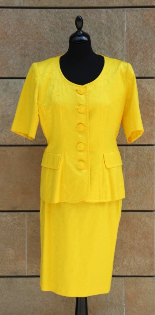 YVES SAINT LAURENT Variation Tailleur en coton damassé: YVES SAINT LAURENT Variation Tailleur en coton damassé jaune veste à manches courtes et jupe droite Taille 42 Bon état