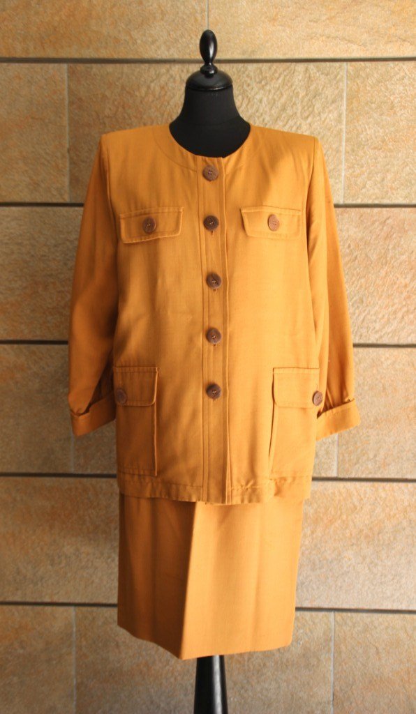 YVES SAINT LAURENT Variation Tailleur en coton rouille,: YVES SAINT LAURENT Variation Tailleur en coton rouille, veste à manches longues , quatre proches sur le devant, jupe droite Taille 44 Vers 1980 Etat d'usage