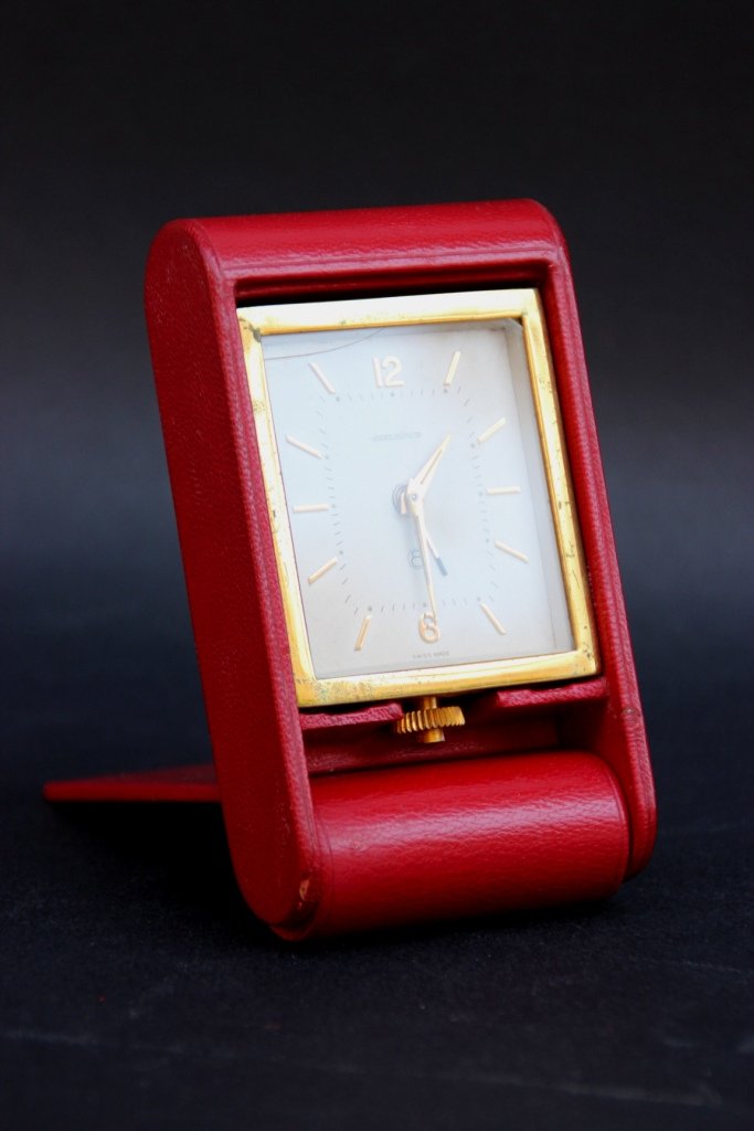 JAEGER LECOULTRE Réveil de table en métal doré et cuir: JAEGER LECOULTRE Réveil de table en métal doré et cuir rouge.